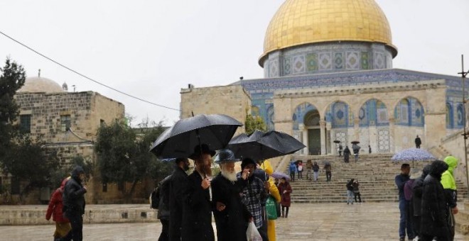 Judíos visitan el complejo de la mezquita de Al-Aqsa en la Ciudad Vieja de Jerusalén. / AFP - AHMAD GHARABLI