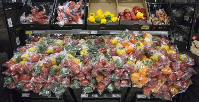 Pimientos envueltos en plástico en un supermercado de Gran Bretaña. AFP/Justin Tallis