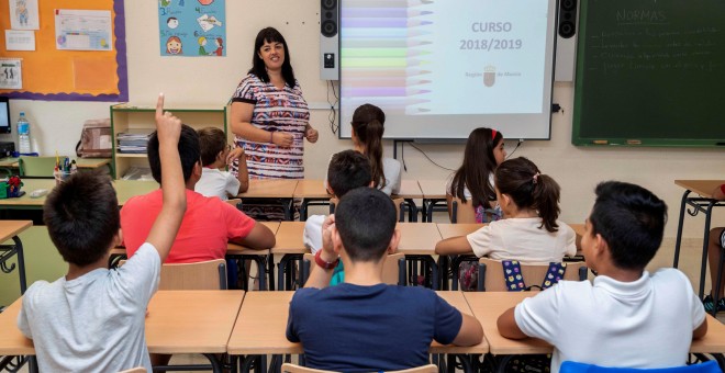 Alumnos de primaria en su primer día de clase en el colegio Begastri de Cehegín, Murcia), el primero de toda España en comenzar las clases - EFE/Marcial Guillén