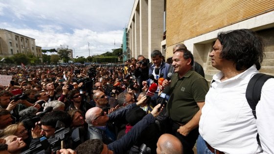 Lucano alla Sapienza, cori e striscioni antifascisti davanti all'università. Forza Nuova bloccata dalla polizia