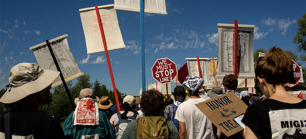 The main way to counter the malign power of vested interest is to meet organized money with organized people. (photo: Nicole Neri/Bloomberg/Getty Images)