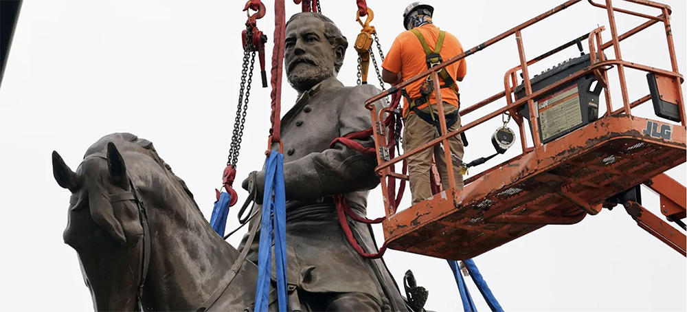 Robert E. Lee statue coming down in Virginia. (photo: Steve Helber/EPA-EFE/Shutterstock)