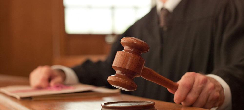 More than 130 federal judges have violated U.S. law and judicial ethics by overseeing court cases involving companies in which they or their family owned stock, According to the Wall Street Journal. (photo: iStock)