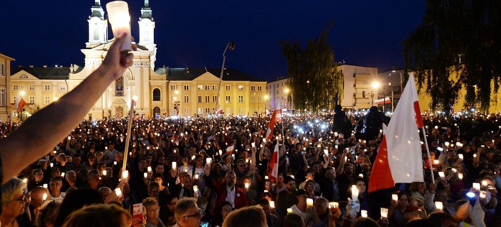 Thousands of anti-government protesters with lit candles gather in front of the Supreme Court in a continuation of protest in Warsaw, Poland, July 16, 2017. (photo: AP)