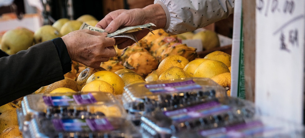 As inflation is causing U.S. consumer prices to increase, people shop at an outdoor food market in Manhattan, N.Y., on Nov. 5, 2021. (photo: Spencer Platt/Getty)