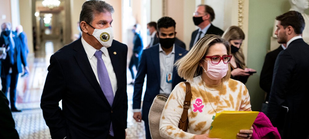 Sen. Joe Manchin and Sen. Kyrsten Sinema traveled to an $18 million mansion in Dallas for a fund-raiser that attracted Republican and corporate donors. (photo: Getty)