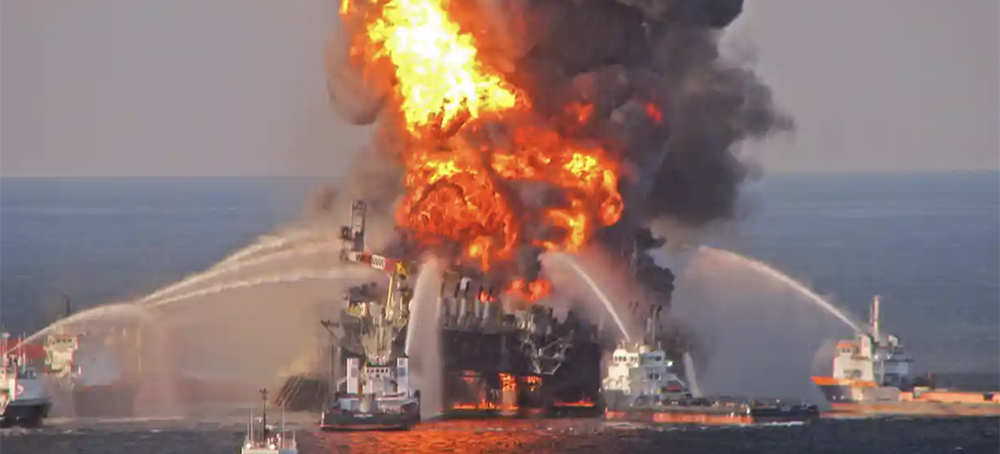 A file picture from 2010 shows the explosion at the mobile offshore oil drilling unit Deepwater Horizon, located in the Gulf of Mexico. (photo: US Coast Guard/EPA)