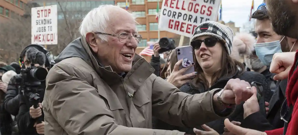 Senator Bernie Sanders joined a rally last month of Kellogg workers, who have been on strike since early October. (photo: Jim West/Zuma Press Wire/Rex/Shutterstock)