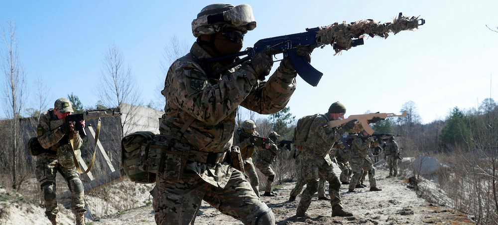 Ukrainian Territorial Defense Forces attending military exercises. (photo: Valentyn Ogirenko/Reuters)
