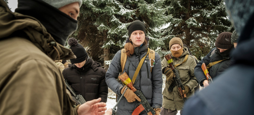 Members of the National Guard of Ukraine are training civilians in introductory-level military tactics and first aid. (photo: Christopher Occhicone/Getty)