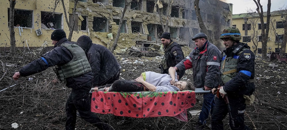 A woman (who later died) is carried from the maternity hospital that was shelled in Mariupol, Ukraine. (photo: Evgeniy Maloletka/AP)