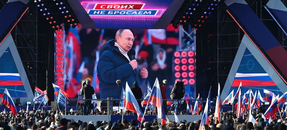 People in Russia watch a broadcast of Vladimir Putin. (photo: Vladimir Astapkovich/Reuters)