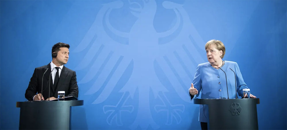 Ukrainian President Volodymyr Zelenskyy and then-German Chancellor Angela Merkel in Berlin. (photoStefanie Loos/Getty Images)