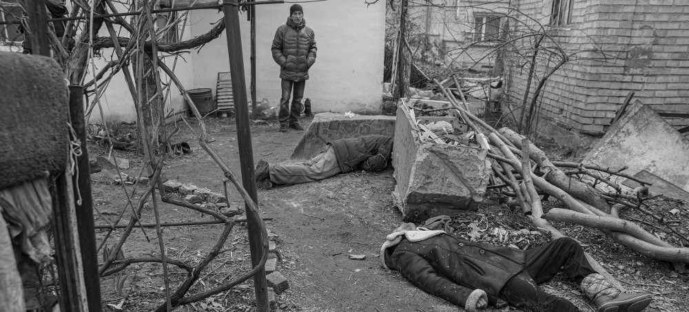 A team of Ukrainian volunteers say that, since the Russian retreat, they have picked up three hundred corpses. (photo: James Nachtwey)
