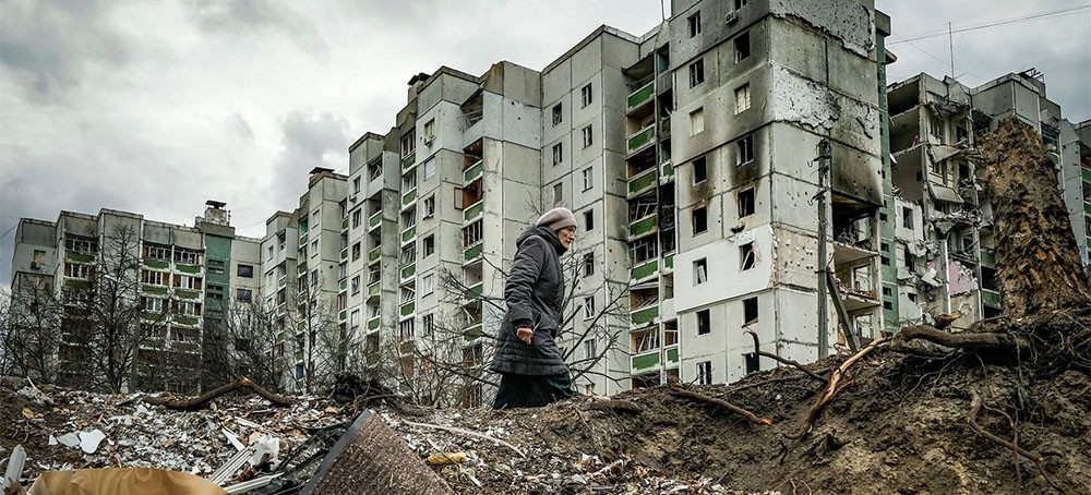 Blocks of buildings in Chernihiv show the ravages of shelling from the Russian Army's thirty-nine day campaign to capture the northern Ukrainian city. (photo: Celestino Arce/NurPhoto/AP)