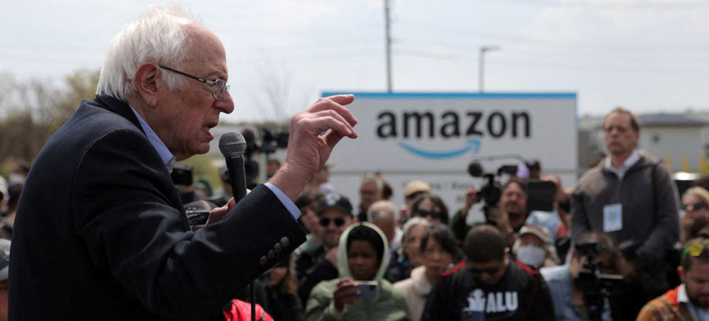 Senator Bernie Sanders (I-VT) speaks at an Amazon facility during an Amazon Labour Union (ALU) rally in Staten Island, New York City, April 24, 2022. (photo: Andrew Kelly/Reuters)