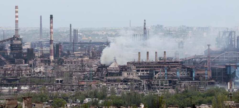 Smoke rises from the Metallurgical Combine Azovstal in Mariupol, in territory under the government of the Donetsk People's Republic, eastern in Mariupol, Ukraine, Thursday, May 5, 2022. (photo: AP)
