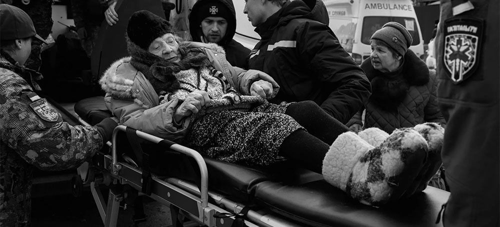 The Hospitallers, a battalion of volunteer medics, aided civilians who were fleeing the intensifying combat in Irpin, a suburb northwest of Kyiv. (photo: James Nachtwey/New Yorker)