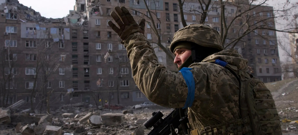 A Ukrainian soldier guards his position in Mariupol, Ukraine. (photo: Mstyslav Chernov/AP)