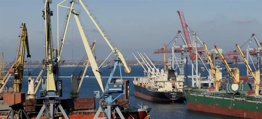 Cargo ships docked in the Black Sea port of Odesa. (photo: Valentyn Ogirenko/Reuters)