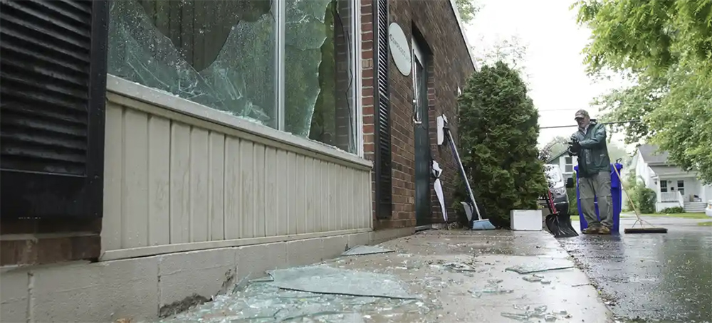 Broken glass outside CompassCare, an anti-abortion 'crisis center' in Amherst, New York. (photo: Mark Mulville/AP)