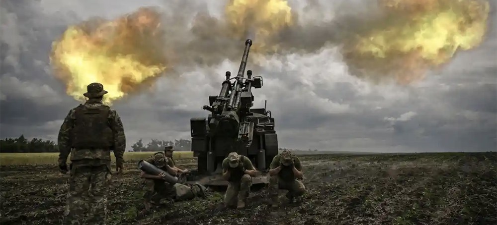 Ukrainian troops fire a French-made howitzer at Russian positions in the Donbas region in June. (photo: Aris Messinis/AFP/Getty Images)