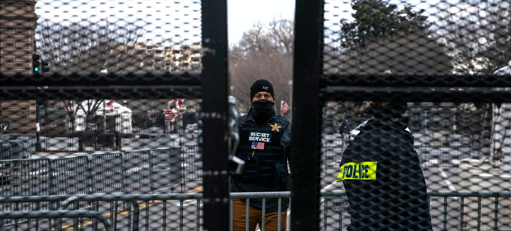 Members of the Secret Service guard the expanded protective perimeter around the White House on January 17, 2021, in Washington, D.C. (photo: Sarah Silbiger/Getty)