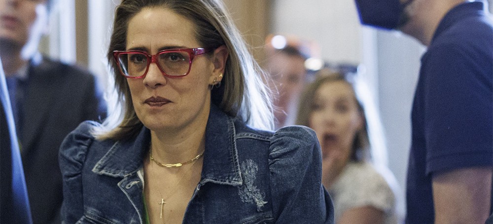 Sen. Kyrsten Sinema walks through the U.S. Capitol building in Washington, D.C., on Aug. 6, 2022. (photo: Ting Shen/Bloomberg/Getty Images)