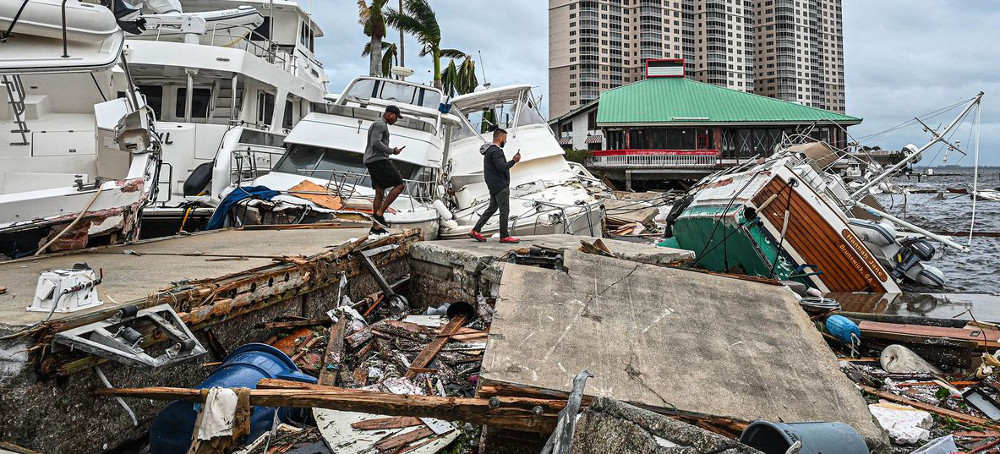 Residents inspect damage to a marina in the aftermath of Hurricane Ian in Fort Myers, Florida, on Sept. 29. (photo: Giorgio Viera/AFP)