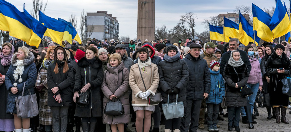 Videos across social media show dozens of Ukrainians cheering victory slogans in Kherson's central square. (photo: Getty)