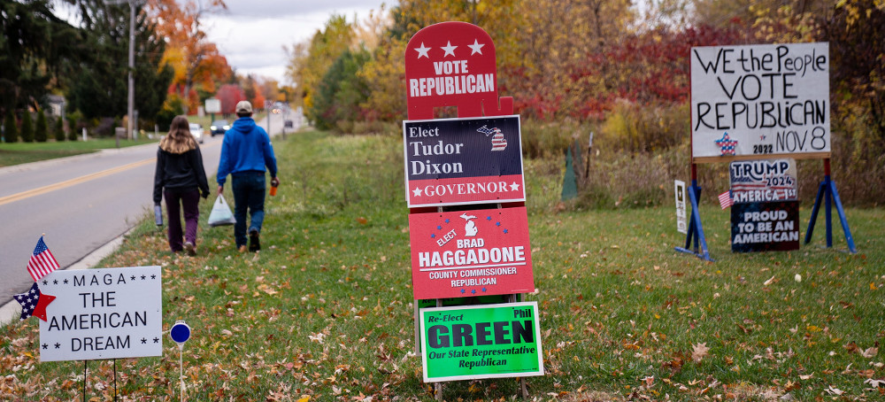 Political yard signs. (photo: Kent Nishimura/Getty)