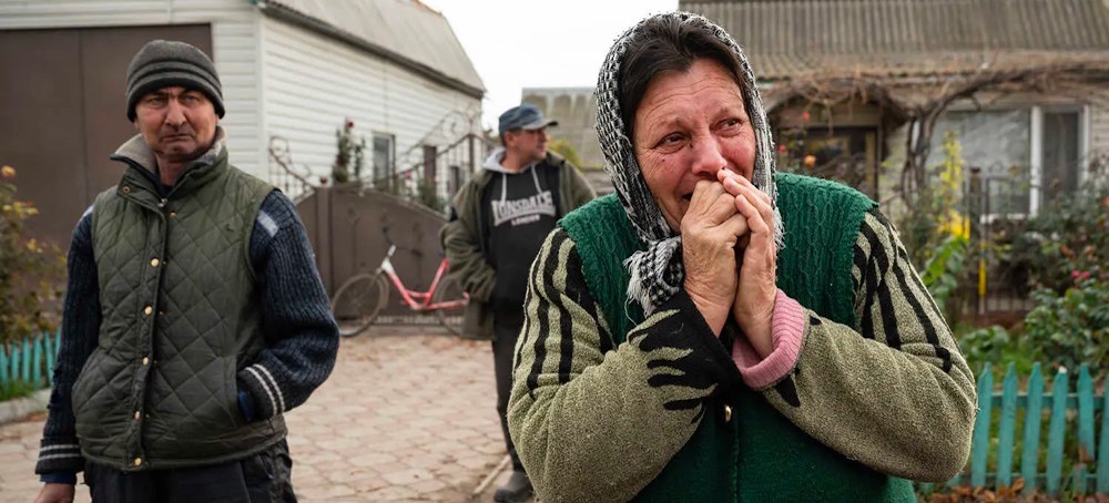 November, 11 2022: Shock, disbelief and joy were etched on the faces of Khersonites as they greeted liberating Ukrainian forces. (photo: Lynsey Addario/NYT)