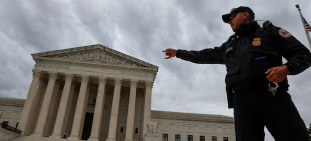 A Supreme Court police officer on the plaza of the Supreme Court building in D.C. on Oct. 3. (photo: Jonathan Ernst/Reuters)