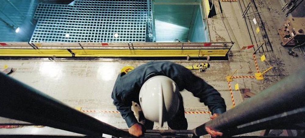 A worker at the Diablo Canyon nuclear power plant descends to the spent fuel storage area. Uranium is stored in the blue pool. (photo: The San Luis Obispo Tribune)