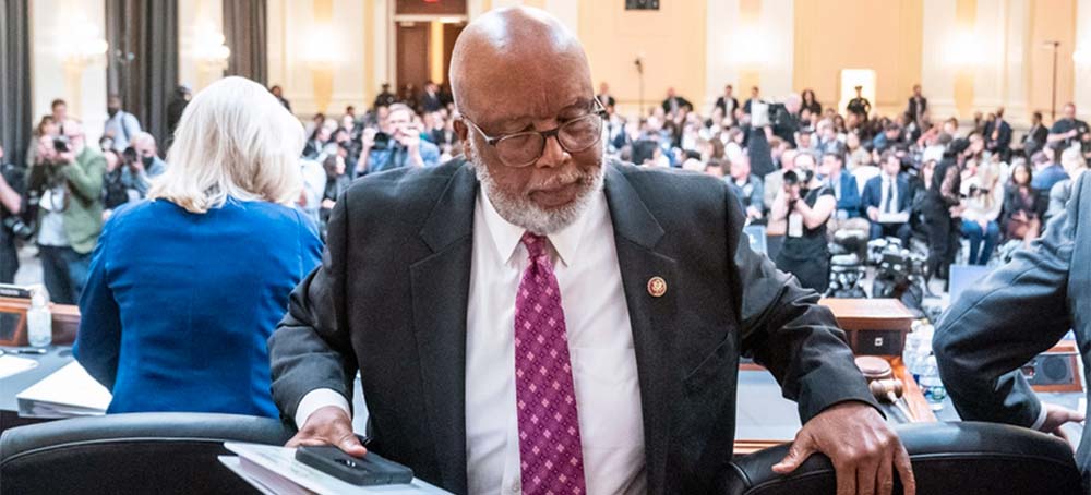 Rep. Bennie Thompson (R) (D-MS), Chair of the House Select Committee to Investigate the January 6th Attack on the U.S. Capitol, stands to depart during a break in a hearing at the Cannon House Office Building on October 13, 2022 in Washington, DC. (photo: Jabin Botsford-Pool/Getty Images)
