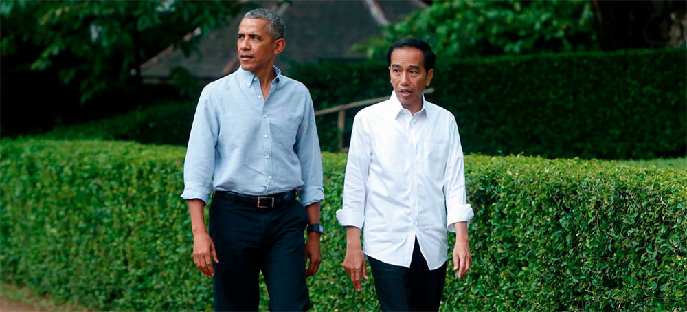 Former President Barack Obama, left, walks next to Indonesian President Joko Widodo, right, in Bogor, Indonesia, on June 30, 2017. (photo: Adi Weda/AFP/Getty Images)
