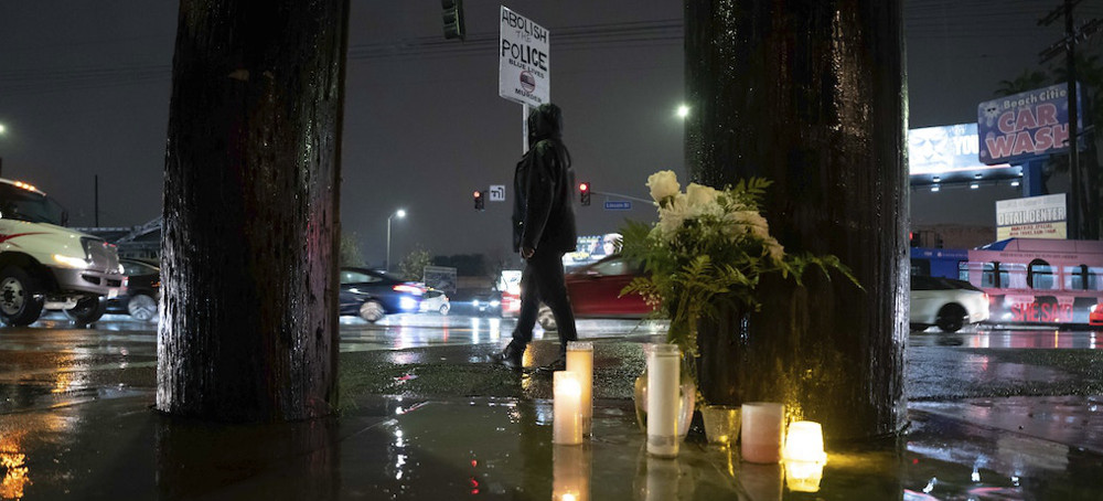 People mourn Keenan Anderson in Santa Monica, California, Jan. 14, 2022. (photo: Jacob Lee Green/AP)