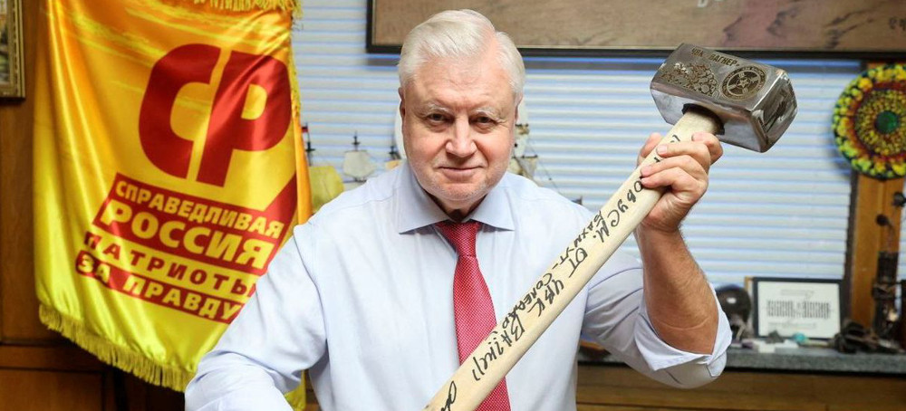 Sergei Mironov shows off a sledgehammer given to him by the Wagner Group on Jan. 20, 2023. (photo: Sergei Mironov/Telegram)