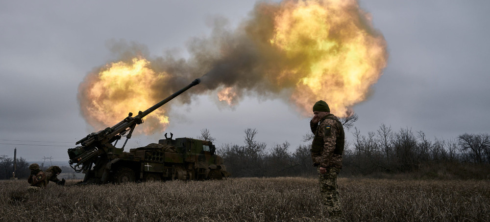 Ukrainian soldiers fire a French-made howitzer towards Russian positions near Avdiivka, Donetsk. (photo: AP)