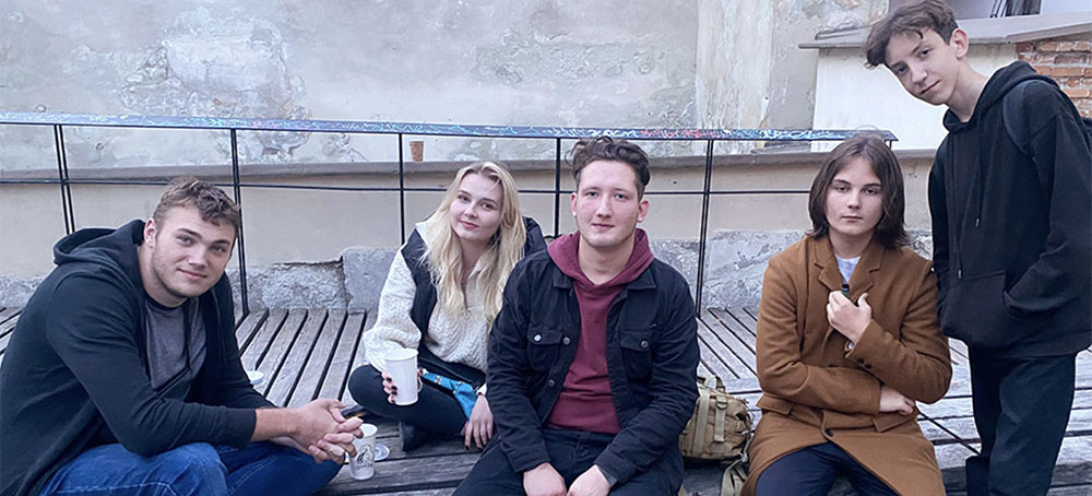 Young people hanging out at the Golden Rose Synagogue memorial in Lviv: Valter (cntr), a 23 year-old soldier on leave from the front, and (lft-rt) Oras, Adriana-Maria and the 14-year-olds Ruslan and Nazar. (photo: D. Blair/SRN)