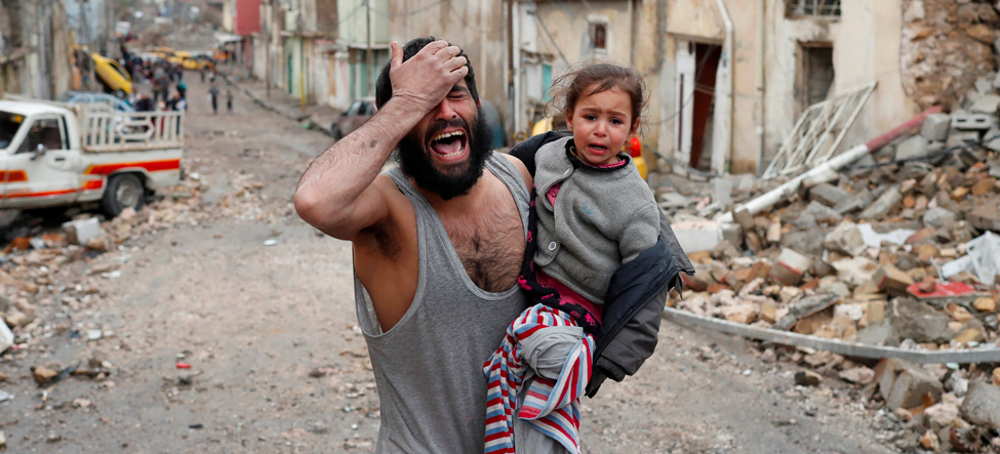 Civilians under fire in Iraq's war-torn Anbar province. (photo: Goran Tomasevic/Reuters)