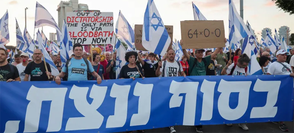 Critics say Netanyahu is threatening Israel's democratic principles and independence of the courts. (photo: Jack Guez/AFP)