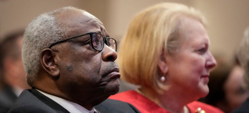 US Justice Clarence Thomas and his wife Virginia Thomas in October 2021. (photo: AFP)
