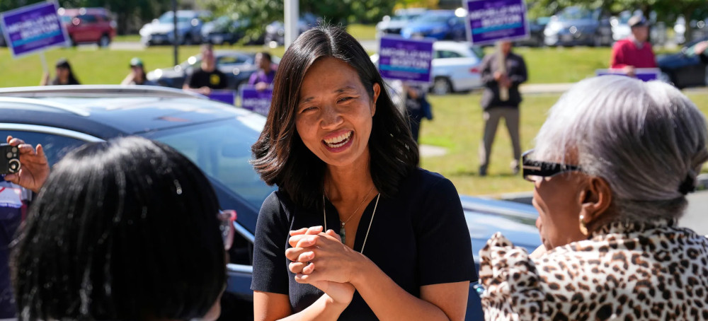 Michelle Wu, the mayor of Boston, chats with voters at a polling place. (photo: Charles Krupa/AP)