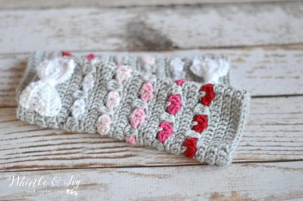 FREE Crochet Pattern: Puppy Love Arm Warmers | These beautiful and cozy crochet arm warmers feature a pretty heart pattern with ombre coloring! 